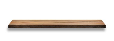 Boş bir ahşap raf beyazda izole edilmiş.