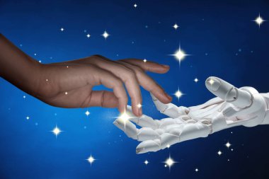 Yapay zeka. Kadın ve robot ellerini birbirine uzatarak mavi arkaplanda, yakın plan