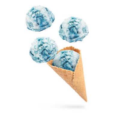 Dondurma kepçeleri ve beyaz arka planda havada waffle külahı