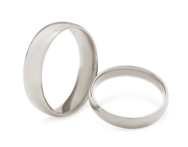 Parlak gümüş alyanslar beyazda izole edilmiş