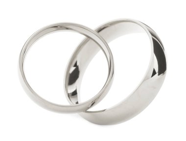 Parlak gümüş alyanslar beyazda izole edilmiş