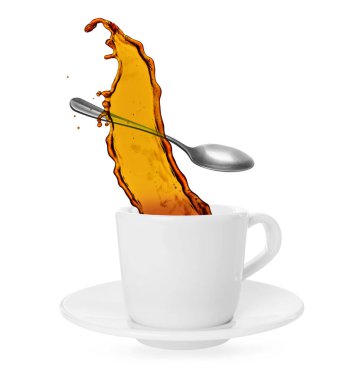 Beyaz arka planda fincandan çay fışkırıyor