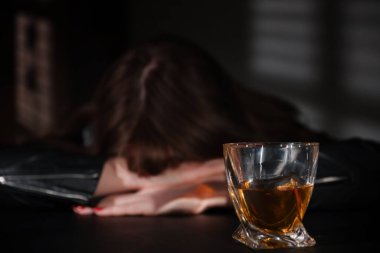 Alkol bağımlılığı. İçerideki kadın, bir bardak viskiye odaklan.