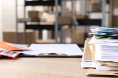 Postanedeki masada bir sürü farklı zarf var. Metin için boşluk