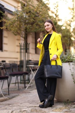 Açık havada şık takım elbiseli güzel bir kadın. Metin için boşluk