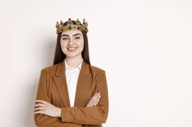 Parlak arka planda zarif taç giymiş mutlu bir iş kadını. Metin için boşluk