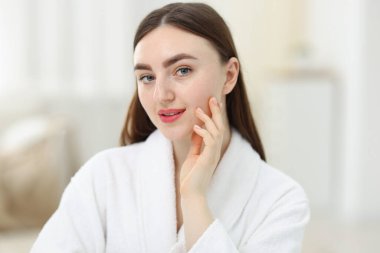 Sağlıklı ciltli, bulanık geçmişi olan gülümseyen bir kadın.