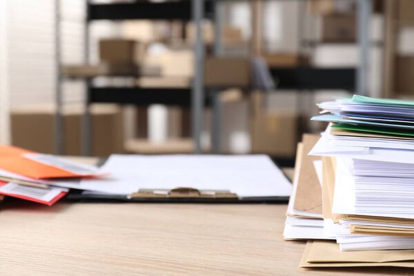 Много разных конвертов на столе в почтовом отделении. Пространство для текста