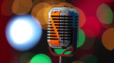 Karanlık arka planda, yanıp sönen ışıkları olan klasik bir mikrofon, yakın plan. Bokeh etkisi