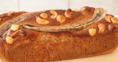 Tahtada nefis ev yapımı muz ekmeği, yakın plan.