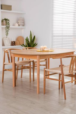 Sandalyeli ve dekorlu şık ahşap masa. İç tasarım