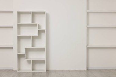 Açık duvarın yanındaki boş raf ünitesi.