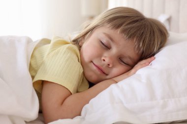 Yatma vakti. Yatakta uyuyan tatlı küçük kız.