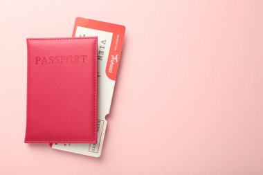 Pembe arka planda bileti olan pasaport, üst manzara. Metin için boşluk