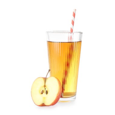 Bardaktaki lezzetli elma suyu ve beyaz üzerine izole edilmiş taze meyve.