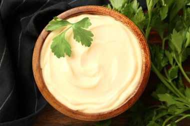 Tahta masada maydanozlu mayonez sosu.