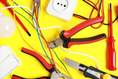 Sarı arka planda, düz zeminde farklı elektrikli araçlar