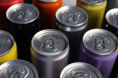 Arka plan olarak birçok alüminyum içecek kutusu, yakın plan