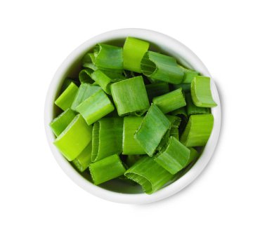 Taze doğranmış yeşil soğan kasede, beyaz manzarada izole edilmiş.