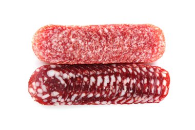 Beyaz arka planda farklı lezzetli tütsülenmiş sosisler, üst manzara.