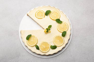 Gri desenli masa üzerinde naneli limonlu cheesecake.
