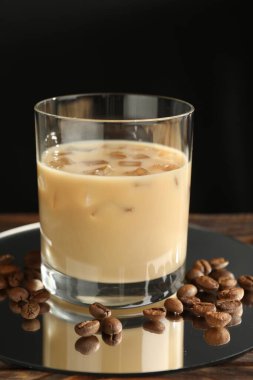 Bardakta kremalı kahve likörü, masada fasulye, yakın plan.