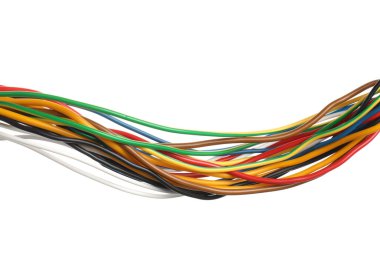 Birçok renkli elektrik kablosu beyaza izole edilmiş.