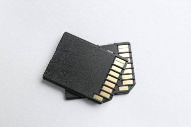 Beyaz arkaplanda iki SD hafıza kartı, üst görünüm