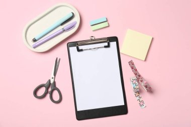 Düz kompozisyon, dosya ve pembe zemin üzerine boş kağıt. Metin için boşluk