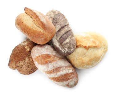 Farklı somunlar taze pişmiş ekmek beyaz, üst görünüm izole