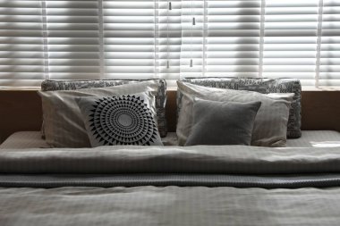 Şık bir odada yumuşak çarşafları olan rahat bir yatak, yakın çekim. İç tasarım