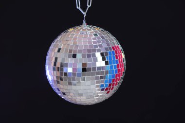 Siyah arkaplanda parlak bir disko topu