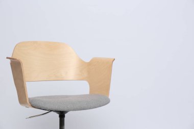 Beyaz arkaplanda rahat ofis koltuğu, metin için boşluk