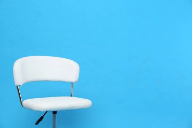 Açık mavi arkaplanda rahat ofis koltuğu, metin için boşluk