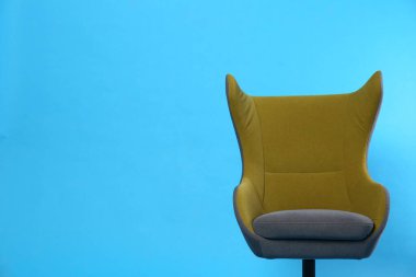 Açık mavi arkaplanda rahat ofis koltuğu, metin için boşluk