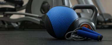 Mavi ilaç topu, kettlebell ve salonda ip atlama.