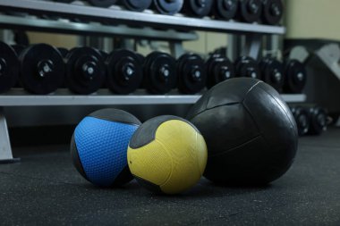 Spor salonunda yerde farklı ilaç topları var.