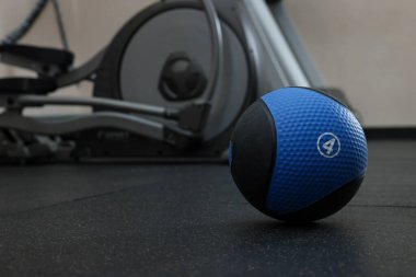 Spor salonunda yerde mavi ilaç topu, mesaj için yer