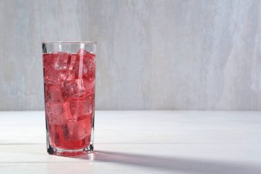 Beyaz ahşap masada buzlu tatlı soda, yazı için yer var.