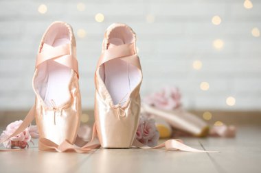 Yerde bulanık ışıklara karşı bir çift güzel sivri ayakkabı ve dekor, yazı için yer. Bokeh etkisi