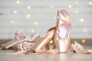 Yerde bulanık ışıklara karşı bir çift güzel sivri ayakkabı ve dekor, yazı için yer. Bokeh etkisi