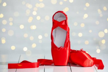 Bulanık ışıklara karşı yerde bir çift güzel sivri ayakkabı, mesaj için yer. Bokeh etkisi