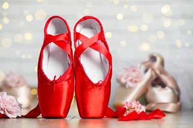 Yerde bulanık ışıklara karşı bir çift güzel sivri uçlu ayakkabı ve dekor. Bokeh etkisi