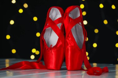 Bulanık ışıklara karşı bir çift güzel sivri uçlu ayakkabı. Bokeh etkisi