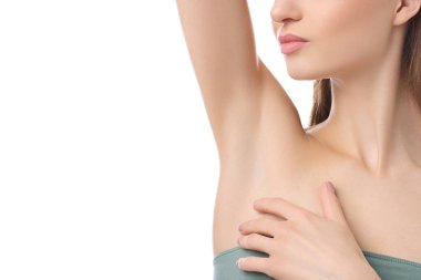 Beyaz arkaplandaki epilasyon sonrası pürüzsüz tenini gösteren genç kadın, yakın plan.