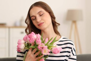 Güzel bir kadınla evde Lale buketi