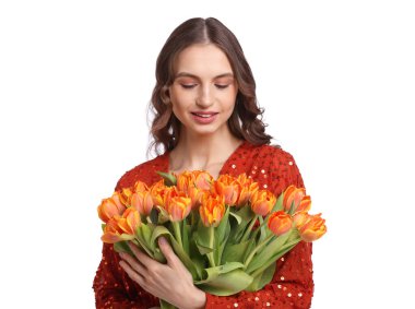 Beyaz arka planda bir buket lale ile gülümseyen kadın.