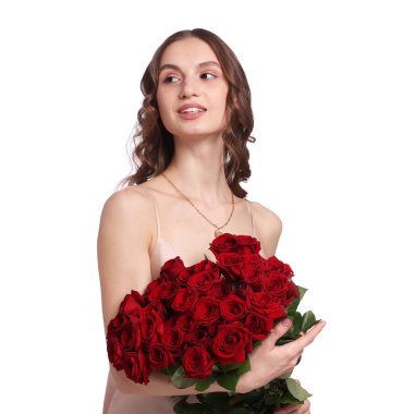 Gülen kadın beyaz arka planda bir buket gülle