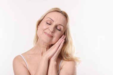 Beyaz arka planda güzel orta yaşlı kadın