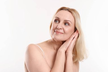 Beyaz arka planda orta yaşlı güzel bir kadın. Metin için boşluk